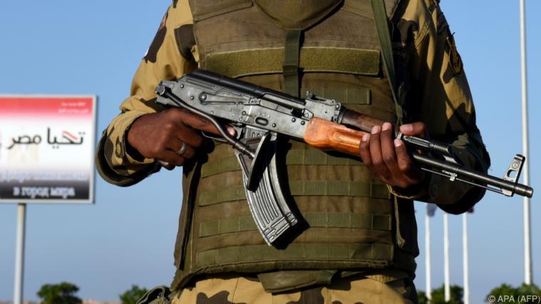 Bei Gefechten mit islamistischen Kämpfern sind in Ägypten nach Angaben aus Sicherheitskreisen mindestens 35 Soldaten und Polizisten ums Leben gekommen. - Foto: APA/AFP