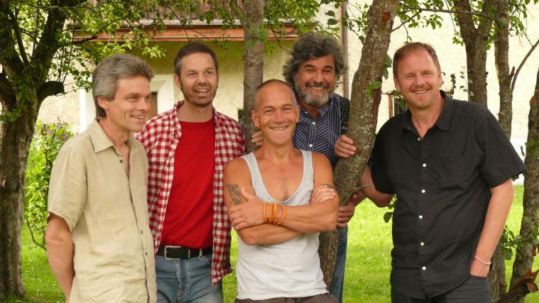 Die bekannte Südtiroler Gruppe "Titlá" begeistert seit 20 Jahren mit ihrer ganz eigenen Volksmusik in Mundart und mit keltischen und jiddischen Einflüssen.