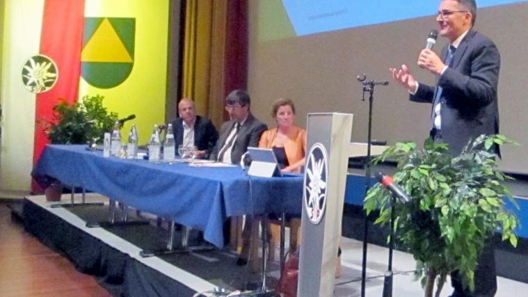 Bild: v.l.n.r. Die Bezirksobleute Karl Zeller (Burggrafenamt) und Albrecht Plangger (Vinschgau), Mirjam Lanz (BZO Airport Südtirol) und Landeshauptmann Arno Kompatscher.