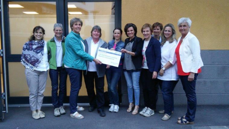 Mitglieder des Bezirksbäuerinnenrates mit Bezirksbäuerin Antonia Egger und zwei Mitglieder der SBO Ortsgruppe Völs bei der Spendenübergabe an Monika Brigl Obmann Stellvertreterin des BNF