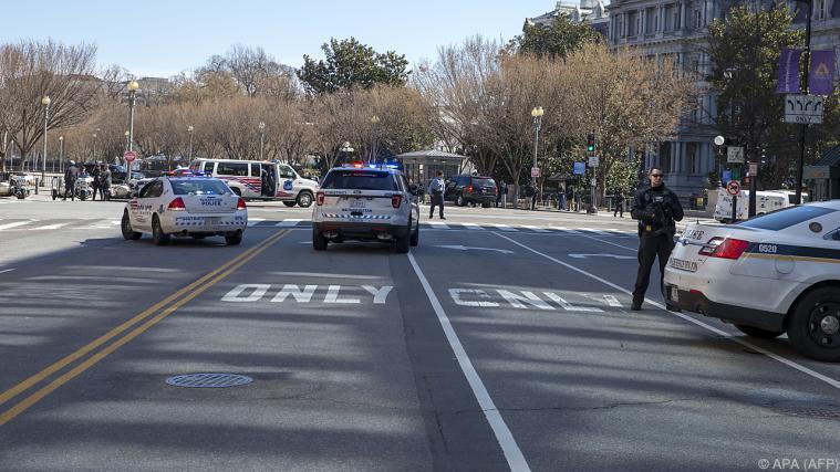 Polizei riegelt Areal rund um das Weiße Haus in Washington ab Foto: APA (AFP)