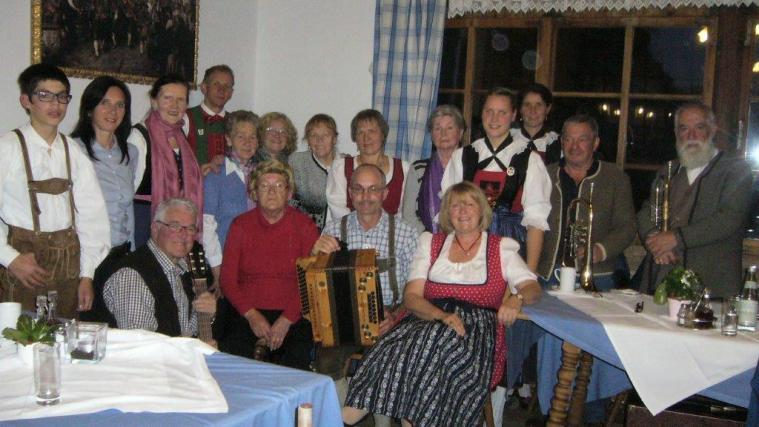Ein frohes Stelldichein: Mundart-Schreibende, Sänger und Musikanten beim Sandwirt im Passeiertal und Karin Höller