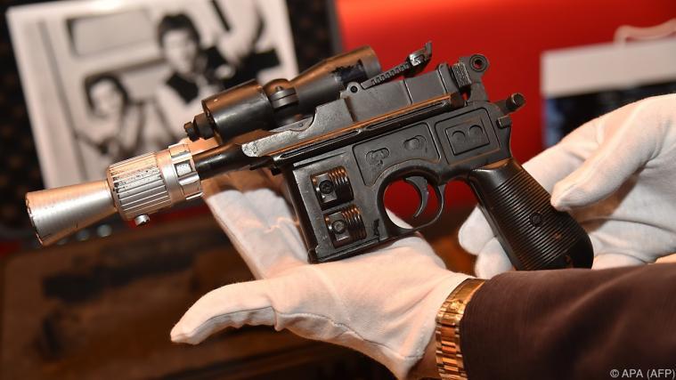 Die unechte Waffe befand sich zuvor 30 Jahre im Privatbesitz des künstlerischen Leiters. - Foto: APA (AFP)