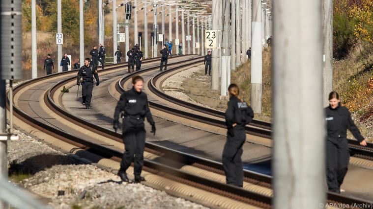 Die Festnahmen stehen in Zusammenhang mit den Anschlägen auf ICE-Züge Foto: APA/dpa (Archiv)