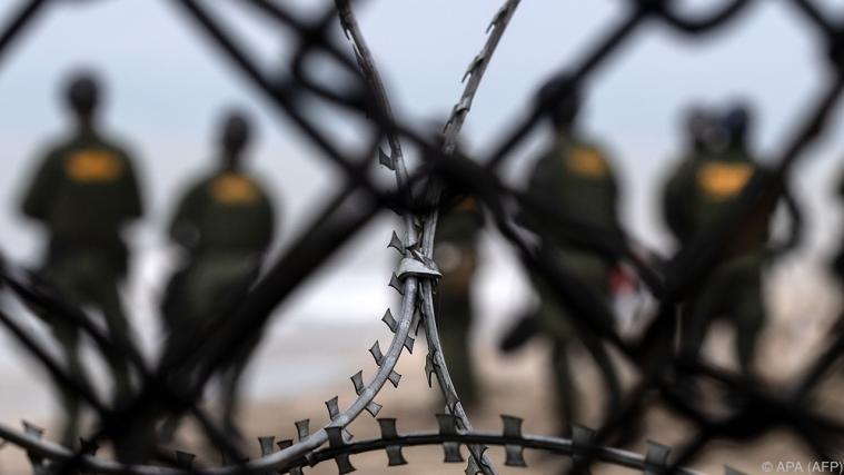 Das Mädchen kam illegal über die mexikanische Grenze in die USA. - Foto: APA (AFP)