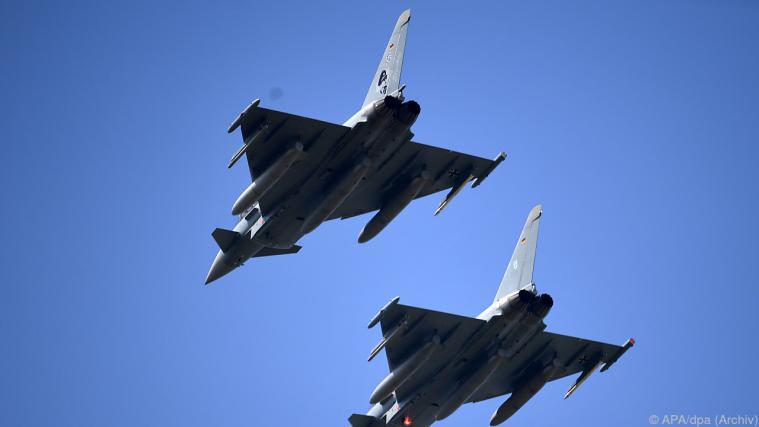 2 Eurofighter kontrollierten das Flugzeug. - (Symbolbild) Foto: APA/DPA