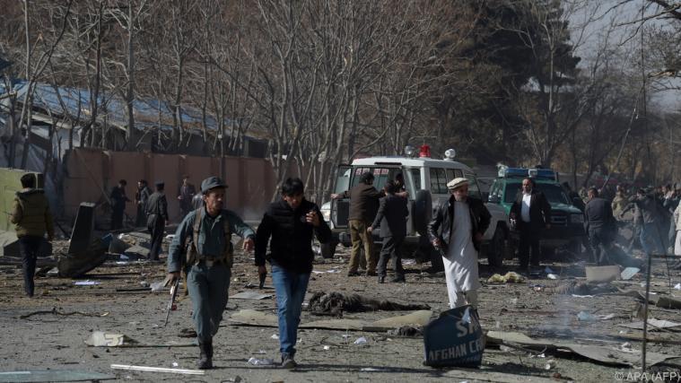 Ein mit Sprengstoff beladener Krankenwagen ist in Kabul explodiert. - Foto: APA (AFP)