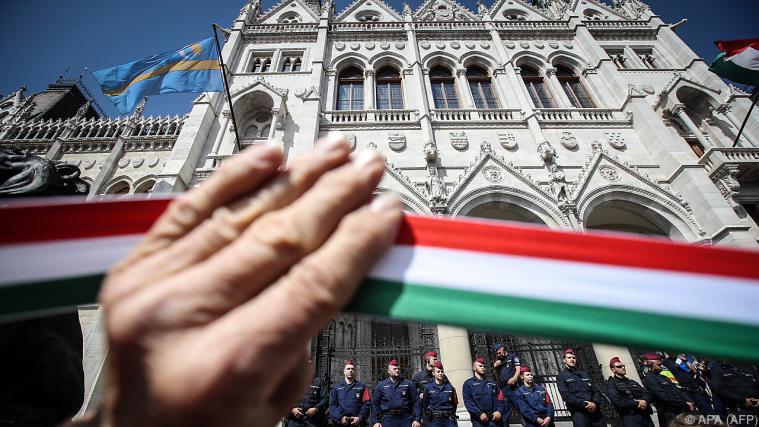 Proteste vor dem Parlamentsgebäude in Budapest Foto: APA (AFP)