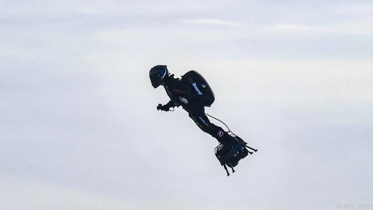 Franky Zapata macht auf seinem "Flyboard" eine gute Figur Foto: APA (AFP)