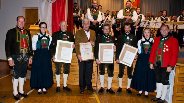 von links: VSM-Gebietsvertreter Josef Unterfrauner, Kapellmeisterin Simone Rungger, Wolfgang Oberstaller, Franz Hinteregger, Peter Kammerer, Florian Graf, Obfrau Sabine Unterpertinger und Verbandsobmann Pepi Fauster
