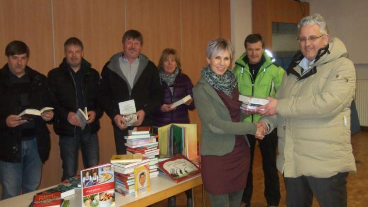 Thomas Siller vom Wolfsthurn Familienclub überreichte Bibliotheksleiterin Verena Siller die neuen Bücher für die Bibliothek Mareit. Foto/Copyright: Bibliothek Mareit