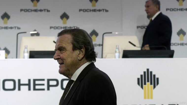 Schröder mit Rosneft-Chef Igor Sechin. - Foto: APA