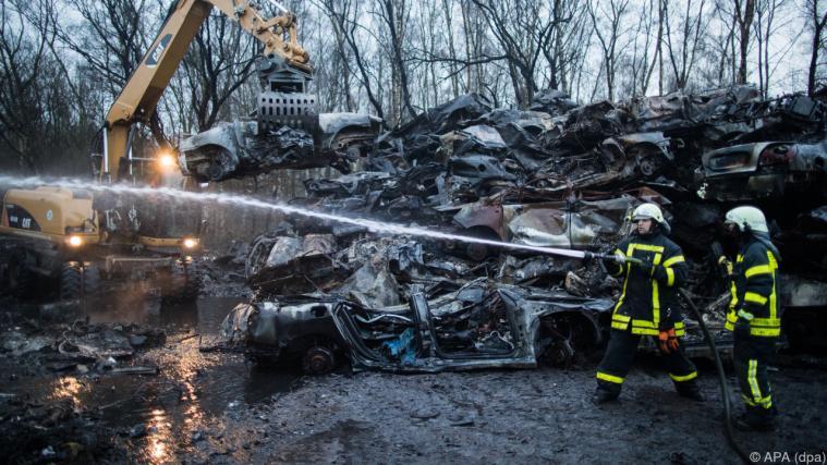Ursache für Großbrand auf Schrottplatz noch unklar Foto: APA (dpa)