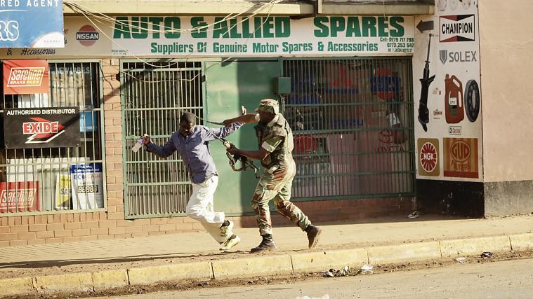 Die Armee ging in Simbabwe brutal gegen Demonstranten vor. - Foto: APA/AFP