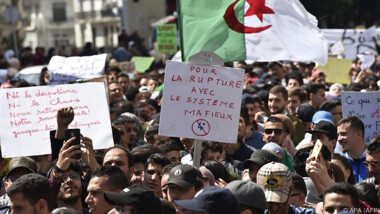 Demonstranten fordern echten Politikwechsel und demokratische Reformen. - Foto: APA (AFP)