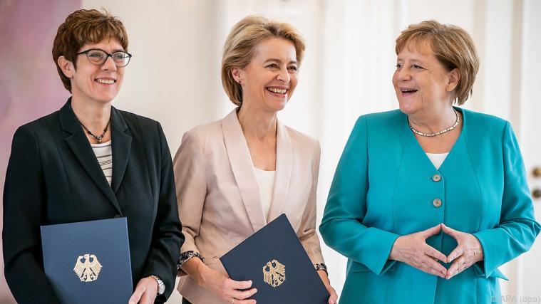 Kramp-Karrenbauer mit Ernennungsurkunde, von der Leyen wurde entlassen Foto: APA (dpa)