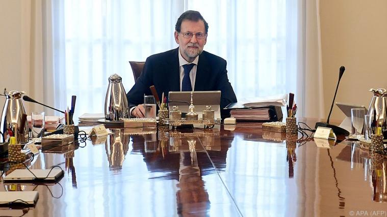 Für Spaniens Premier Mariano Rajoy wird es immer enger Foto: APA (AFP)