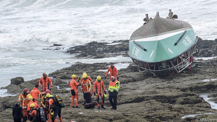 Die Seenotretter kenterten mit ihrem Boot. - Foto: APA (AFP)