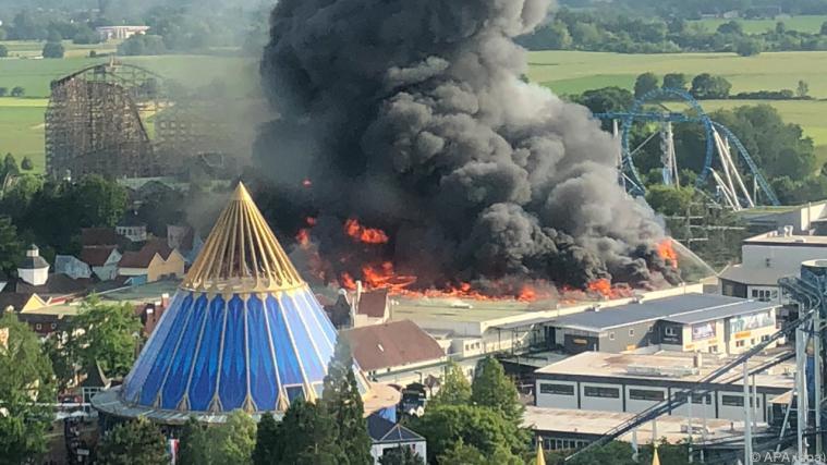 Drei Feuerwehrleute wurden bei dem Brand verletzt. - Foto: APA (dpa)