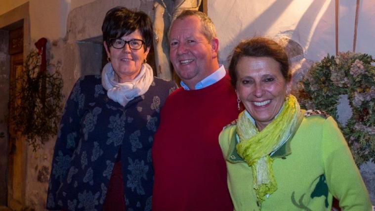 Bildwuelle J. Fein. Maria Luise und Christine Kössler mit Leopold Kager