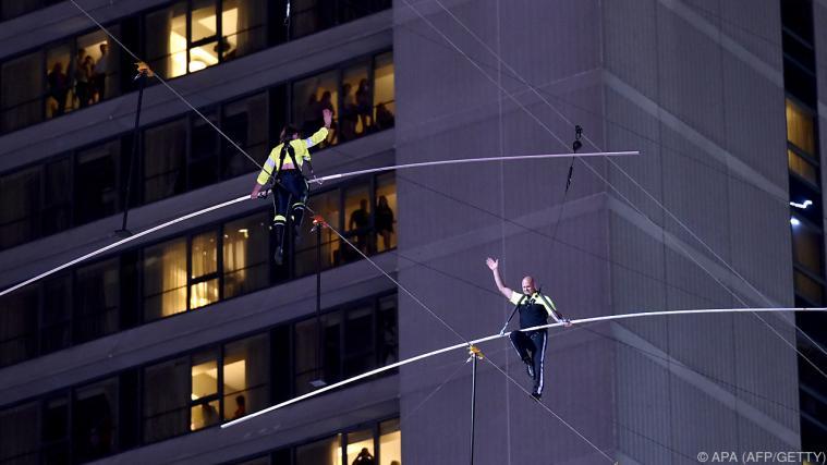 Spektakulärer Stunt am Times Square in New York. - Foto: APA (AFP/GETTY)