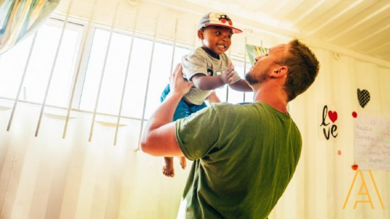 Freiwilligenprojekt mit Kindern in Südafrika: ein Beispiel von vielen sinnvollen Auslandsaufenthalten für Jugendliche (Foto: www.aifs.de)