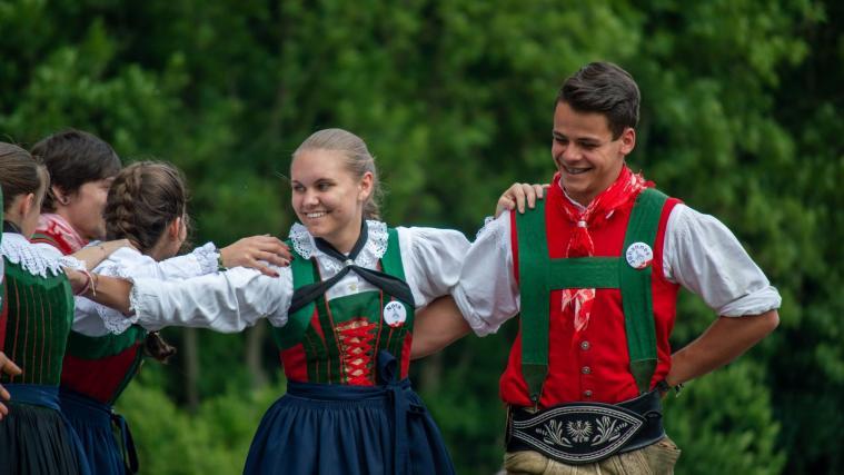 Eröffnungstanz der Volkstanzgruppe Oberrasen