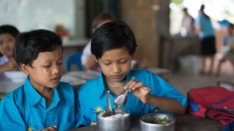 Mittagszeit für burmesische Migrantenkinder in einer Ray of Hope Schule in Thailand.