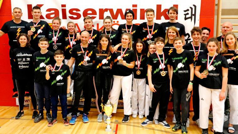 Die Siegermannschaft mit Sportler und Trainer des ASV Zadra-fighting/rothoblaas in Tirol