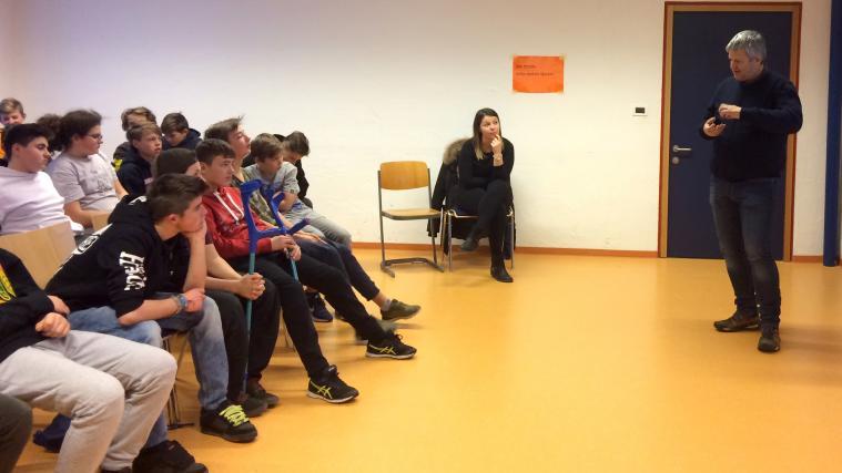 Einen praxisnahen Vortrag konnten die Schülerinnen und Schüler der Mittelschule Klobenstein beim Besuch der HGJ und der Junghandwerker im lvh erleben. Foto: HGJ
