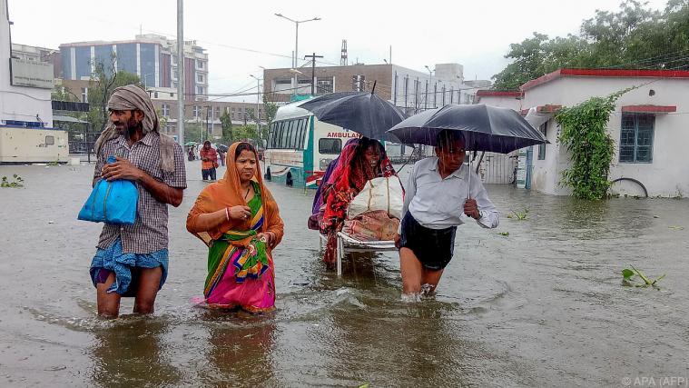 Tausende Menschen sind von den heftigen Regenfällen betroffen. - Foto: APA (AFP)