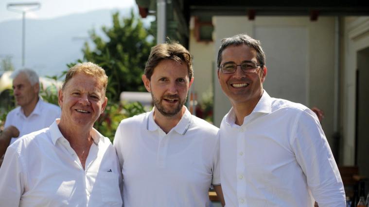Der Naturnser Bürgermeister Andreas Heidegger, Bezirksobmann Zeno Christanell und Landeshauptmann Arno Kompatscher beim Lokalaugenschein am Bahnhof Naturns.
