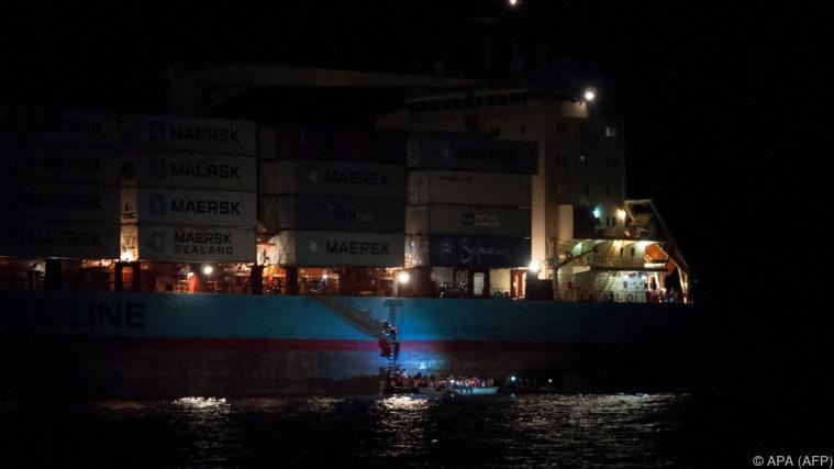 "Alexander Maersk" nahm vor einigen Tagen Migranten in Seenot auf Foto: APA (AFP)