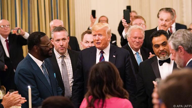 US-Präsident sucht geistlichen Beistand Foto: APA (AFP)