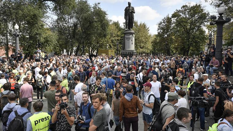 Von Behörden nicht genehmigter Protest in Moskau Foto: APA (AFP)