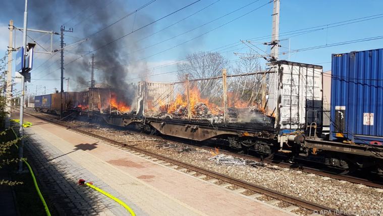 Drei Güterwaggons waren am Samstag in Brand geraten Foto: APA (BFKDO BADEN)
