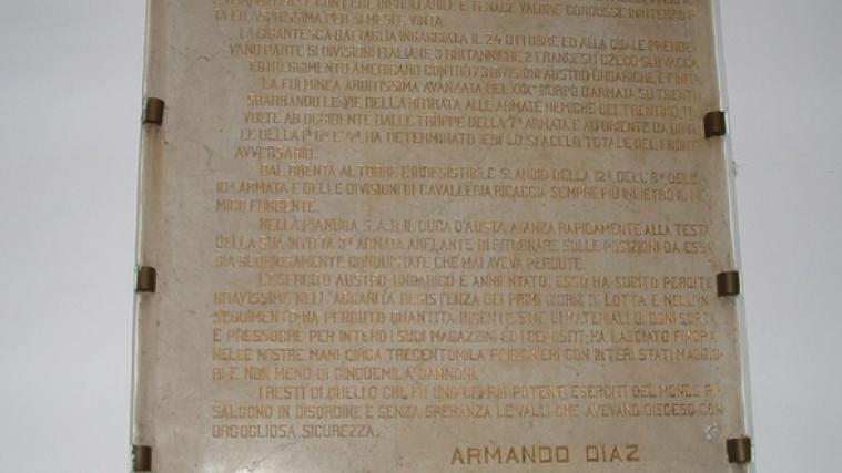Armando-Diaz-Tafel im Eingangsbereich des Meraner Rathauses.