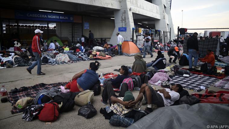 Die Migranten wurden vorläufig in einem Fußballstadion untergebracht. - Foto: APA (AFP)