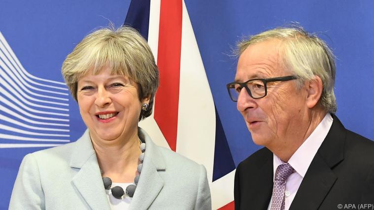 Erleichterung auf beiden Seiten: Teresa May und Jean-Claude Juncker am Freitag. - Foto: APA (AFP)