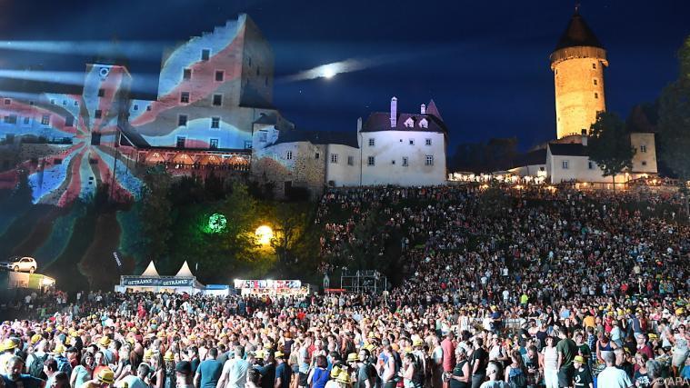 Zahlreiche Zuschauer beim Austropop-Gipfel auf der Burg Clam Foto: APA