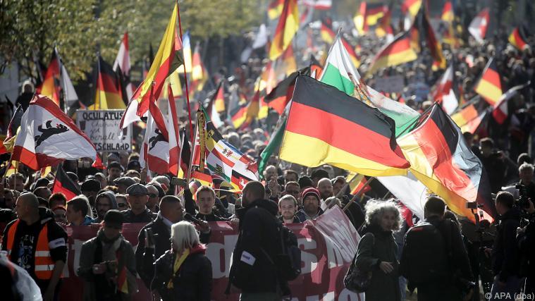 Rechtsradikale unter sich am Tag der Deutschen Einheit. - Foto: APA (dpa)