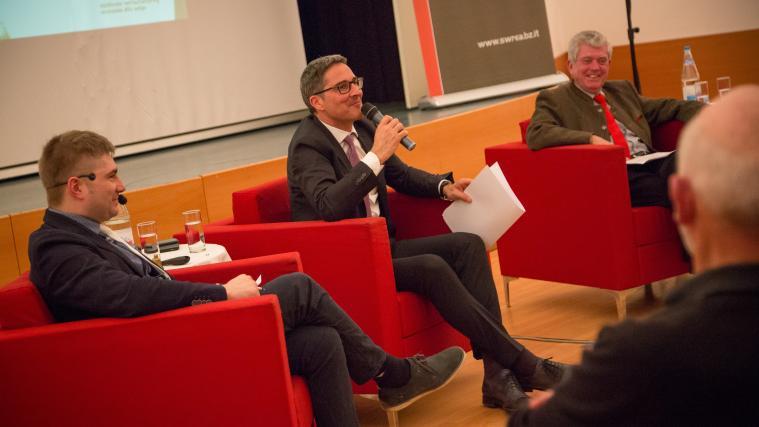 Politik muss nicht immer ernst sein: Landeshauptmann Arno Kompatscher bei seinen Ausführungen.