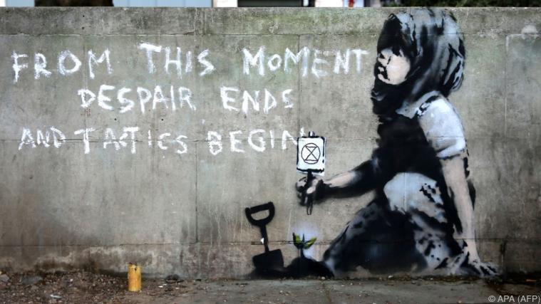 Die besagte Mauer am Rande des Hyde Parks mit mutmaßlichem Banksy-Graffiti. - Foto: APA/AFP