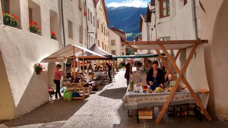 Foto: E. Prieth: Glurnser Laubenmarkt -Altes & traditionelles Handwerk