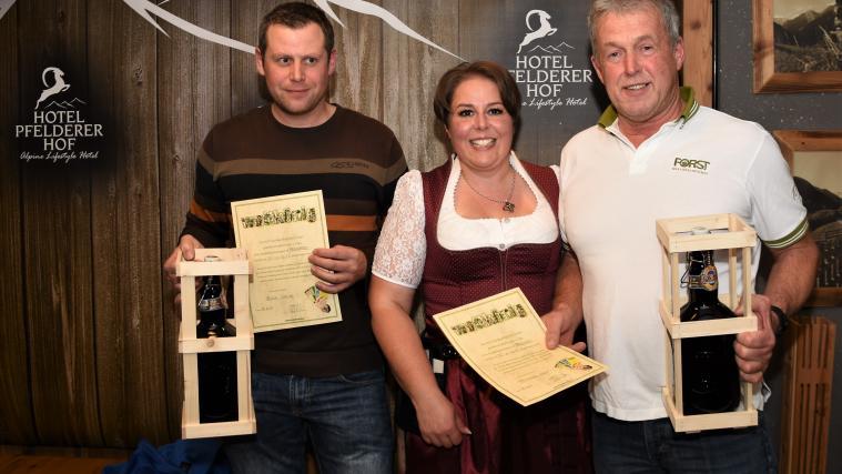 Von links: Die beiden Sieger Walter Raich und Anton Pfitscher mit Gastgeberin Marlene Gufler.