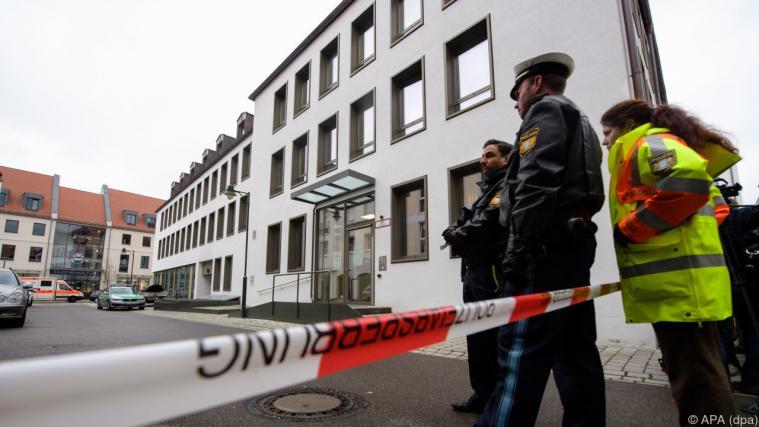 Die Polizei sperrte großräumig ab. - Foto: apa/dpa