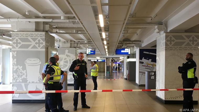 Teile des Bahnhofs in Amsterdam wurden gesperrt. - Foto: APA (AFP)