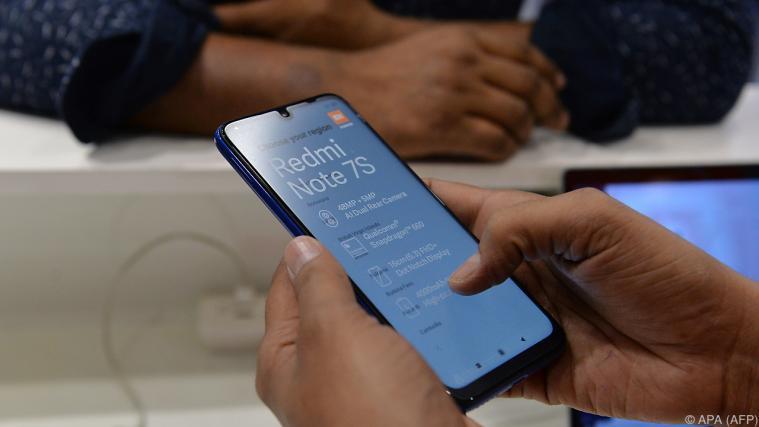 Die Smartphone-Nachfrage ist leicht rückläufig. - Foto: APA (AFP)