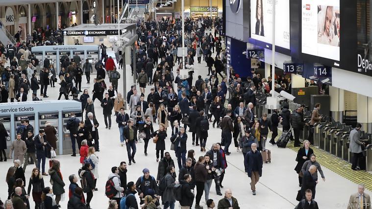 Am Bahnhof London Waterloo ist bereits wieder Ruhe eingekehrt. - Foto: APA (AFP)