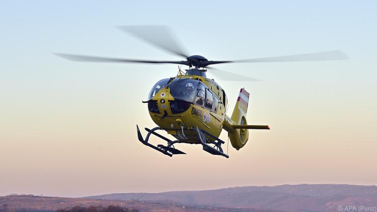Der Notarzthubschrauber brachte den Mann ins Spital. - Foto: APA (Punz)